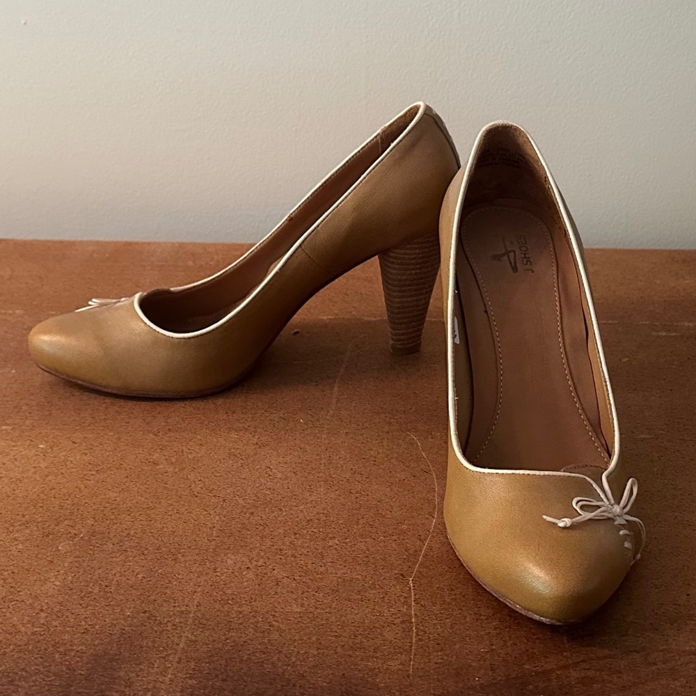 J Shoes Tan Leather Pumps Size 10 – Classic Bow Detail Heels
